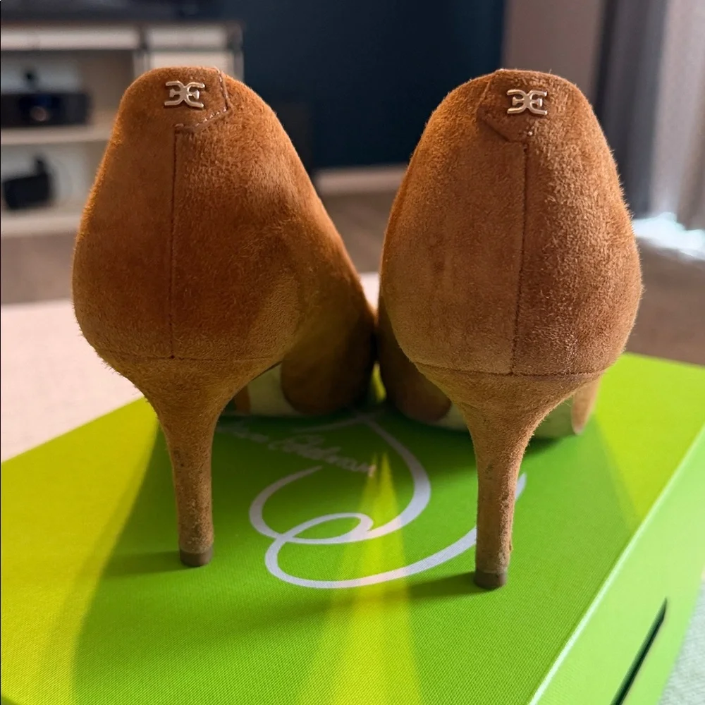 Elegant Brown Suede Pumps - Picture 3 of 5